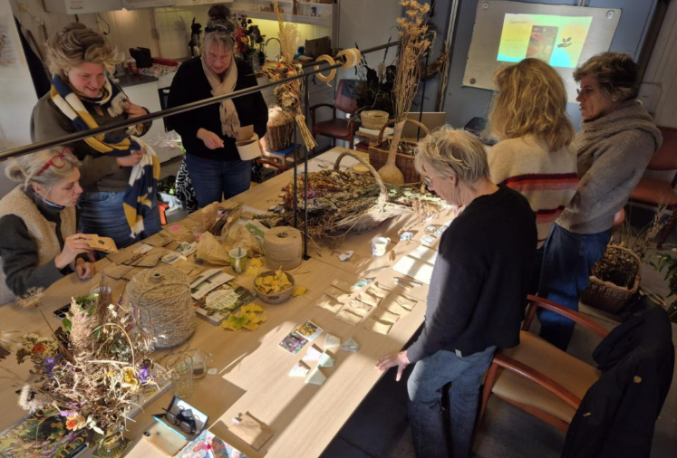 zaden ruilen tijdens les 11 van ecologisch bloemstyling